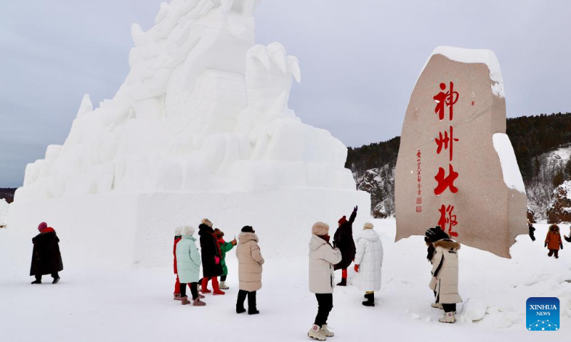 Visitors take photos in Beiji Village of Mohe, northeast China's Heilongjiang Province, Dec. 21, 2023. (Xinhua/Xu Kaixin)