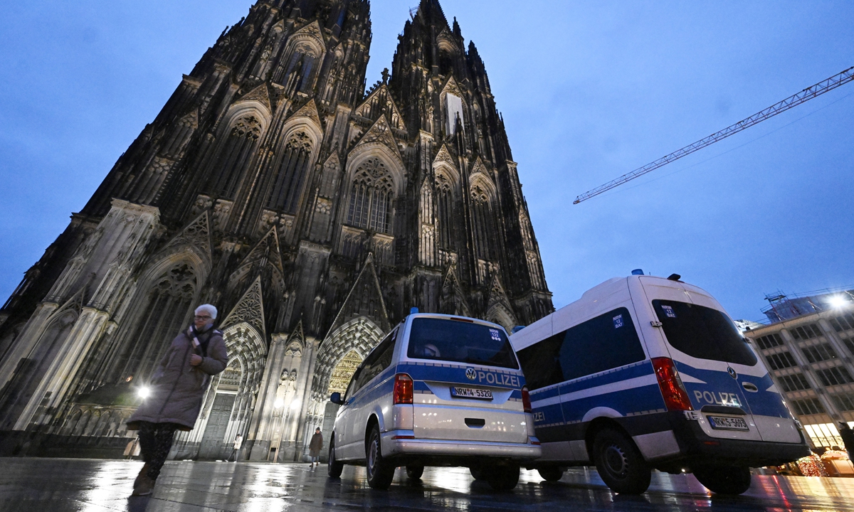 Police vehicles at the entrance to Cologne Cathedral are on alert at the start of early mass on Christmas Eve, in Cologne, North Rhine-Westphalia, on December 24, 2023. Due to indications of a planned attack, local police have stepped up security measures. Photo: VCG