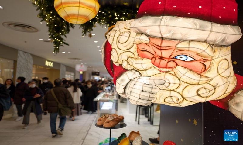 This photo taken on Dec. 24, 2023 shows a Santa Claus lantern in a mall in Ginza, Tokyo, Japan. (Xinhua/Zhang Xiaoyu)