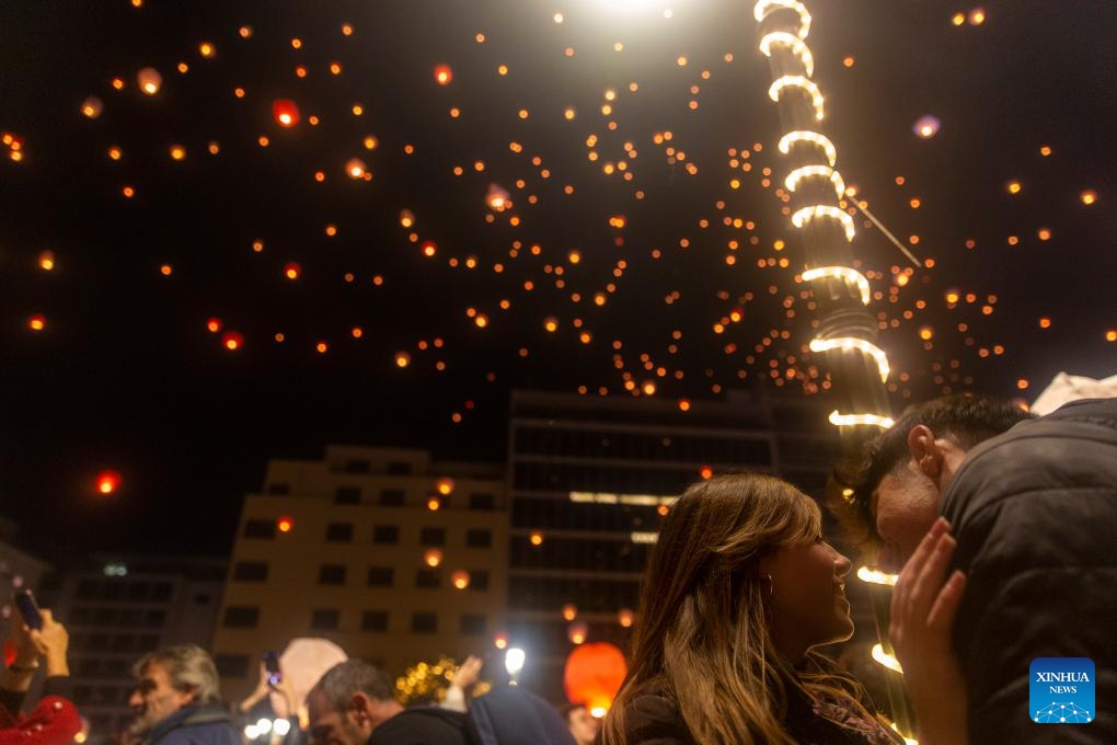 This photo show sky lanterns released by people at Kotzia square in Athens, Greece, Dec. 24, 2023. The sky of Athens was lit up by sky lanterns carrying people's good wishes on Christmas Eve during the Night of the Wishes event which was held here for the second consecutive year.(Photo: Xinhua)