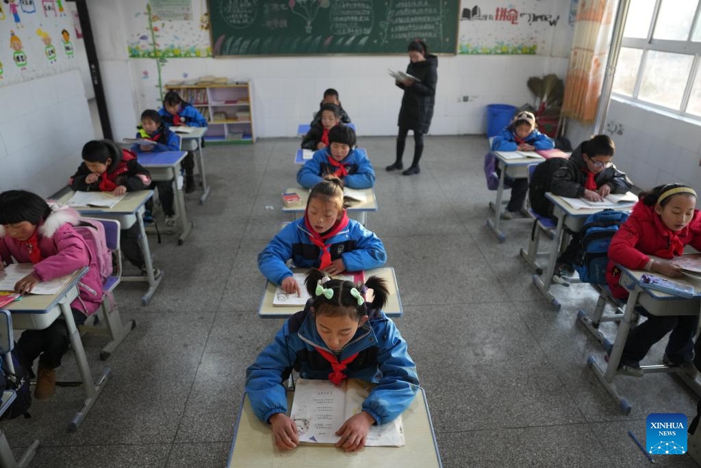 Students attend a class at a primary school in Liugou Township of Jishishan County, northwest China's Gansu Province, Dec. 25, 2023. Primary and secondary schools in the quake-hit areas of Jishishan started to resume classes on Monday after a safety check.(Photo: Xinhua)