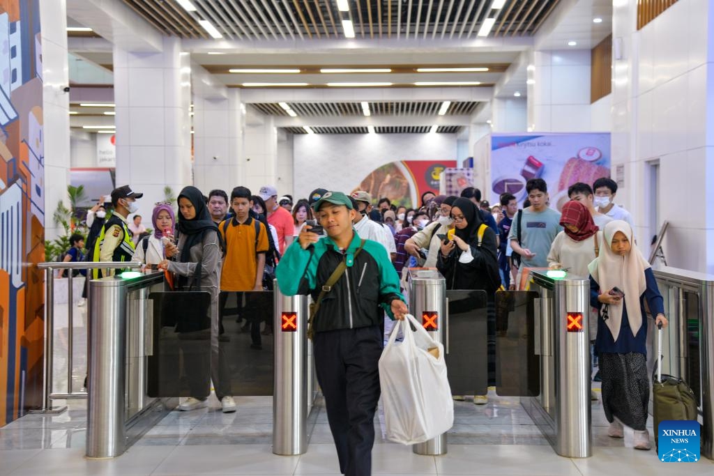 Passengers use their tickets to check in at Halim Station in Jakarta, Indonesia, Dec. 25, 2023. The Jakarta-Bandung High-Speed Railway (HSR), the first HSR in Indonesia and Southeast Asia, has handled more than 1 million passenger trips since its commercial operation was officially launched on Oct. 17, according to the China State Railway Group Co. Ltd. on Monday. The railway's passenger trips hit the 1-million mark in number on Sunday.(Photo: Xinhua)