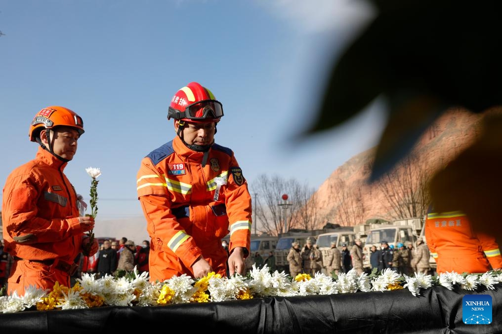People lay flowers to mourn earthquake victims during a commemorative event at a square in Dahejia Township of Jishishan County, northwest China's Gansu Province, Dec. 25, 2023. A 6.2-magnitude earthquake jolted Jishishan County of Gansu Province on Dec. 18.(Photo: Xinhua)