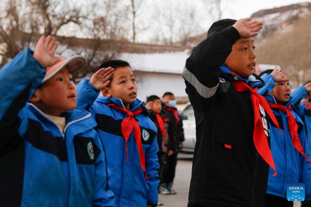 Students salute during a flag-raising ceremony at a primary school in Liugou Township of Jishishan County, northwest China's Gansu Province, Dec. 25, 2023. Primary and secondary schools in the quake-hit areas of Jishishan started to resume classes on Monday after a safety check.(Photo: Xinhua)