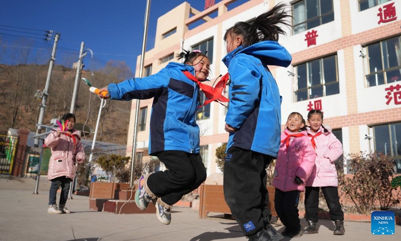 Students play games during a class break at a primary school in Liugou Township of Jishishan County, northwest China's Gansu Province, Dec. 25, 2023. Primary and secondary schools in the quake-hit areas of Jishishan started to resume classes on Monday after a safety check.(Photo: Xinhua)