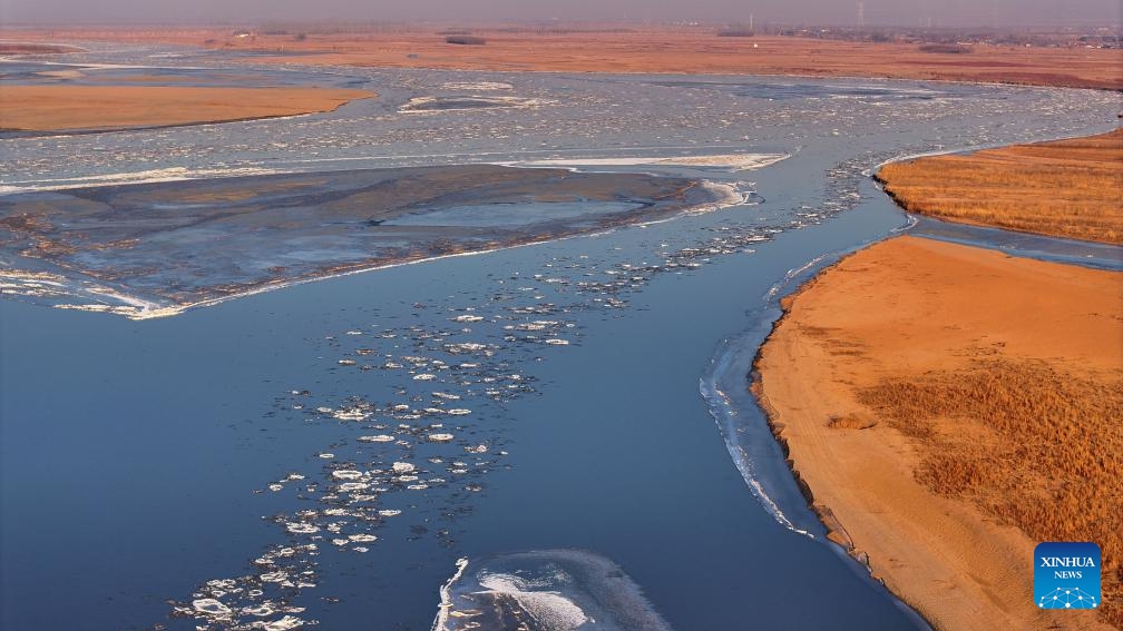 This aerial photo taken on Dec. 24, 2023 shows the flowing ice on the Yellow River in northwest China's Ningxia Hui Autonomous Region. The flows are a common occurrence on the Yellow River when changing temperatures cause freezes and thaws. The 5,464-km-long Yellow River is the second longest river in China. It originates from the Qinghai-Tibet Plateau and runs through the Loess Plateau.(Photo: Xinhua)