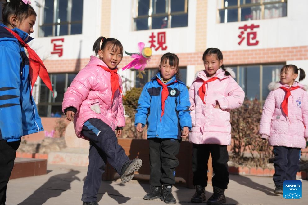 Students play games during a class break at a primary school in Liugou Township of Jishishan County, northwest China's Gansu Province, Dec. 25, 2023. Primary and secondary schools in the quake-hit areas of Jishishan started to resume classes on Monday after a safety check.(Photo: Xinhua)