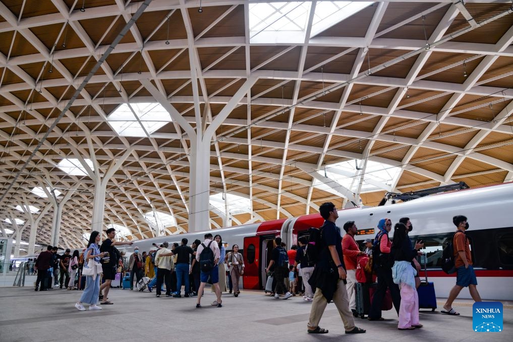 Passengers walk on the platform of Halim Station in Jakarta, Indonesia, Dec. 25, 2023. The Jakarta-Bandung High-Speed Railway (HSR), the first HSR in Indonesia and Southeast Asia, has handled more than 1 million passenger trips since its commercial operation was officially launched on Oct. 17, according to the China State Railway Group Co. Ltd. on Monday. The railway's passenger trips hit the 1-million mark in number on Sunday.(Photo: Xinhua)