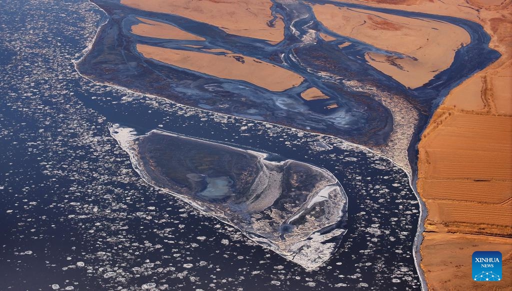 This aerial photo taken on Dec. 24, 2023 shows the flowing ice on the Yellow River in northwest China's Ningxia Hui Autonomous Region. The flows are a common occurrence on the Yellow River when changing temperatures cause freezes and thaws. The 5,464-km-long Yellow River is the second longest river in China. It originates from the Qinghai-Tibet Plateau and runs through the Loess Plateau.(Photo: Xinhua)