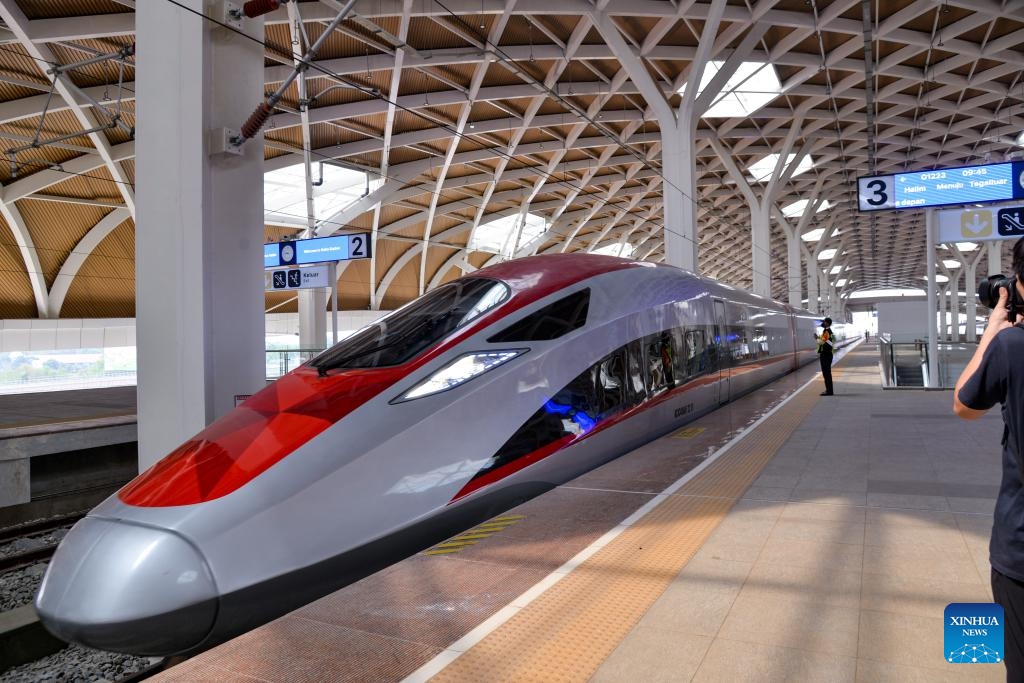 A high-speed electrical multiple unit (EMU) train leaves Halim Station in Jakarta, Indonesia, Dec. 25, 2023. The Jakarta-Bandung High-Speed Railway (HSR), the first HSR in Indonesia and Southeast Asia, has handled more than 1 million passenger trips since its commercial operation was officially launched on Oct. 17, according to the China State Railway Group Co. Ltd. on Monday. The railway's passenger trips hit the 1-million mark in number on Sunday.(Photo: Xinhua)