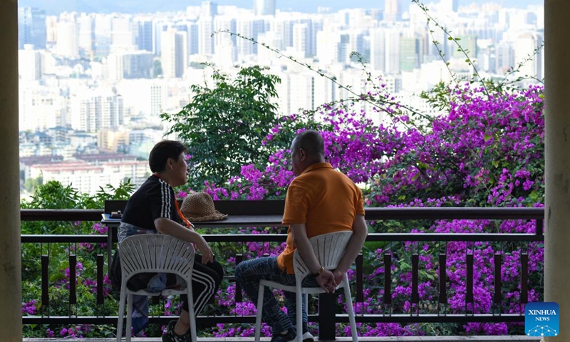 Tourists take a rest at a scenic area in Sanya, south China's Hainan Province, Dec. 15, 2023. Since the beginning of winter, the tourism market in Sanya has been heating up continuously. According to official data, the city witnessed a peak season for tourism since mid-November, which is expected to last until the Spring Festival.(Photo: Xinhua)