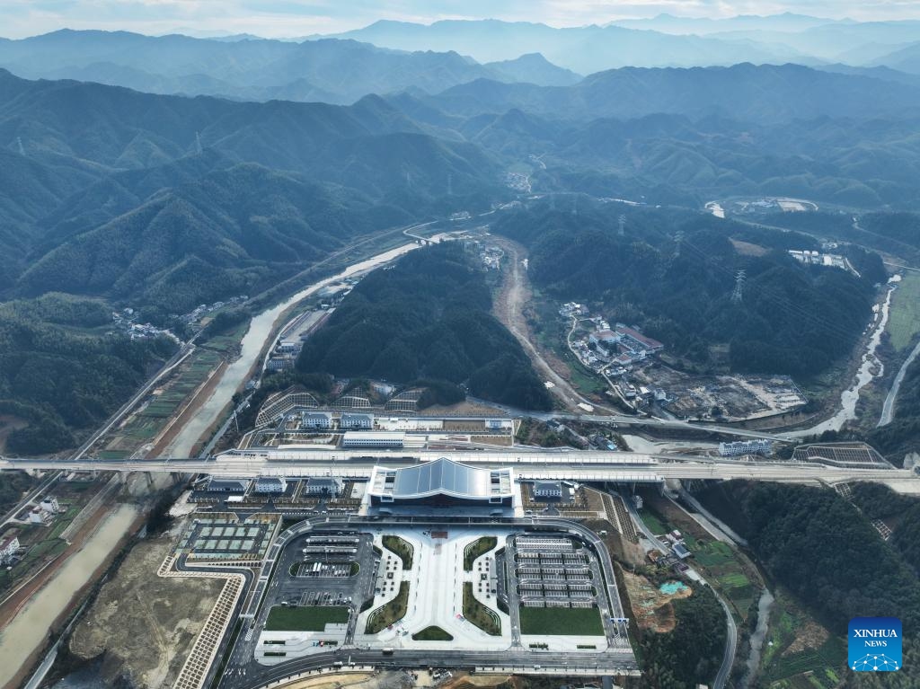 This aerial photo taken on Dec. 26, 2023 shows Qimen South Station of Hangzhou-Nanchang high-speed railway in Qimen County of Huangshan City, east China's Anhui Province. Huangshan to Nanchang section of Hangzhou-Nanchang high-speed railway will start operation on Dec. 27, marking the full operation of the Hangzhou-Nanchang high-speed railway.(Photo: Xinhua)