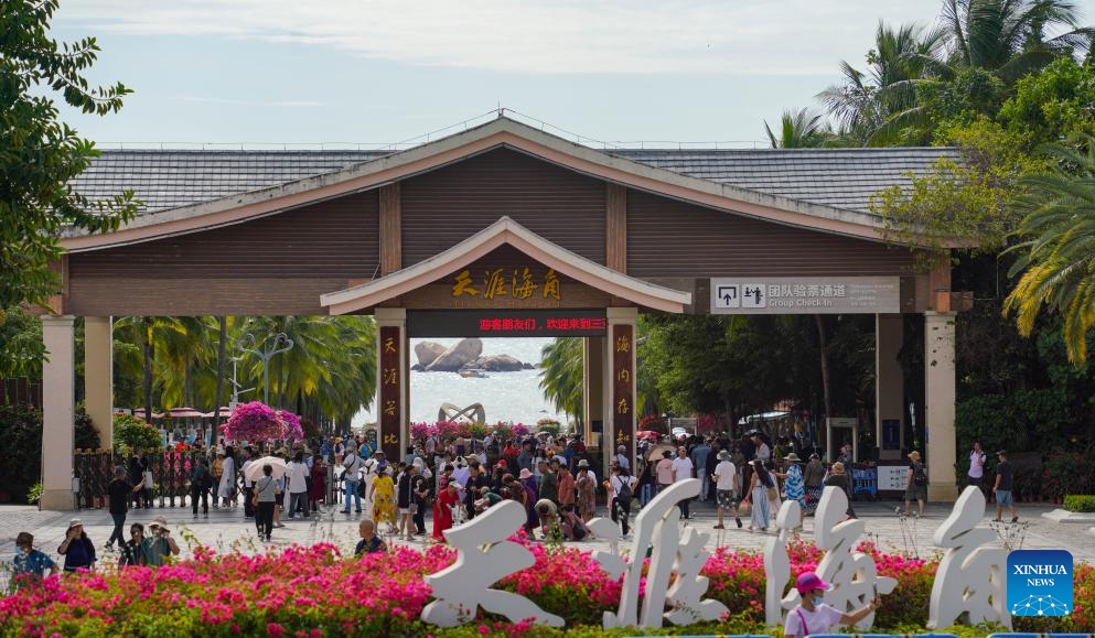 Tourists are seen at the entrance of Tianyahaijiao, a popular attraction which literally means the edges of heaven and corners of the sea, in Sanya, south China's Hainan Province, Dec. 19, 2023. Since the beginning of winter, the tourism market in Sanya has been heating up continuously. According to official data, the city witnessed a peak season for tourism since mid-November, which is expected to last until the Spring Festival.(Photo: Xinhua)