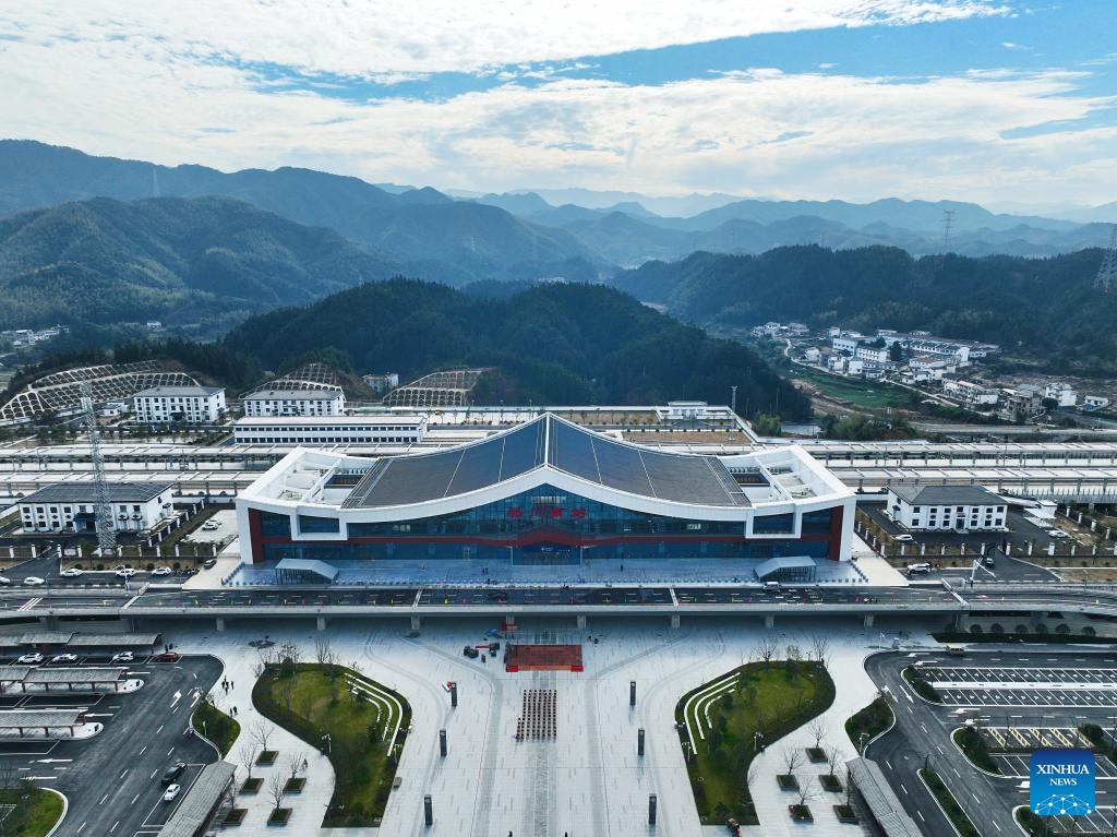 This aerial photo taken on Dec. 26, 2023 shows Qimen South Station of Hangzhou-Nanchang high-speed railway in Qimen County of Huangshan City, east China's Anhui Province. Huangshan to Nanchang section of Hangzhou-Nanchang high-speed railway will start operation on Dec. 27, marking the full operation of the Hangzhou-Nanchang high-speed railway.(Photo: Xinhua)