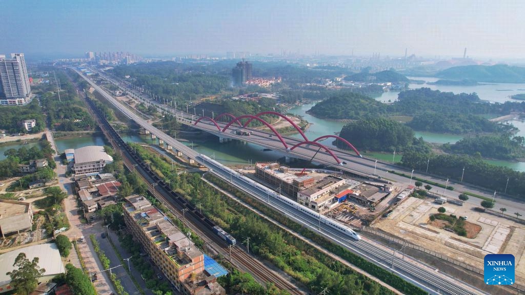 This aerial photo taken on Dec. 27, 2023 shows a bullet train waiting for departure at Dongxingshi Railway Station in Dongxing, south China's Guangxi Zhuang Autonomous Region. Dongxing, a city on the China-Vietnam border in south China's Guangxi Zhuang Autonomous Region, was linked to China's national railway network on Wednesday with the opening of a new rail line.(Photo: Xinhua)