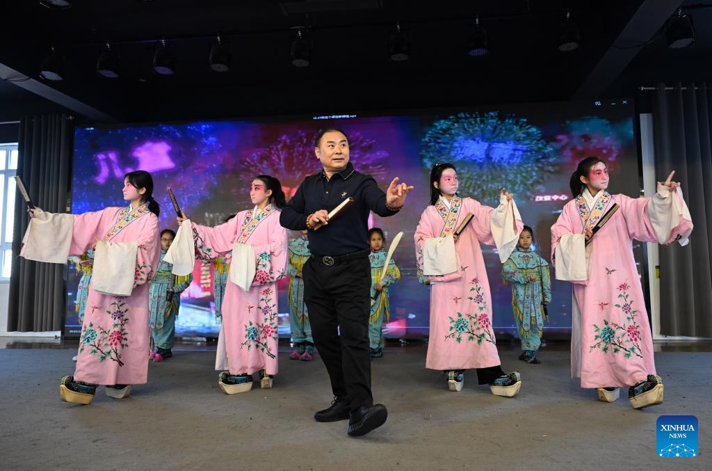 Provincial-level inheritor of traditional Baoding Laodiao opera Du Zhenzhong teaches students at a school in Baoding, north China's Hebei Province, Dec. 27, 2023. In recent years, activities related to operas were introduced to the campus life in Lianchi district of Baoding City, offering local students opportunities to feel and inherit the traditional culture.(Photo: Xinhua)