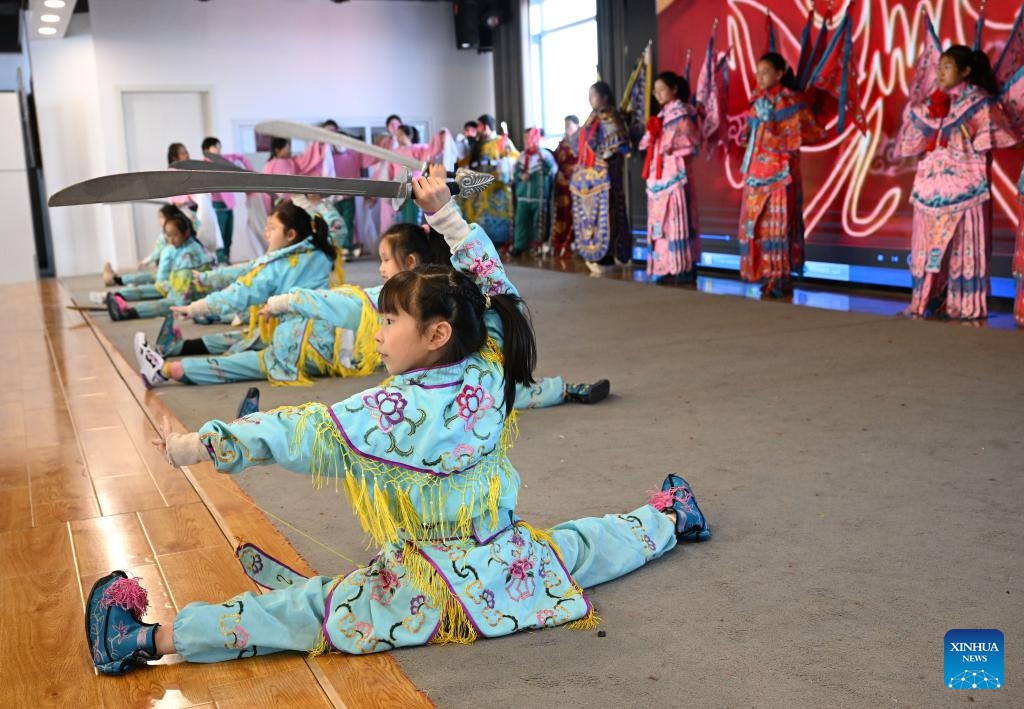 Students perform traditional Baoding Laodiao opera at a school in Baoding, north China's Hebei Province, Dec. 27, 2023. In recent years, activities related to operas were introduced to the campus life in Lianchi district of Baoding City, offering local students opportunities to feel and inherit the traditional culture.(Photo: Xinhua)