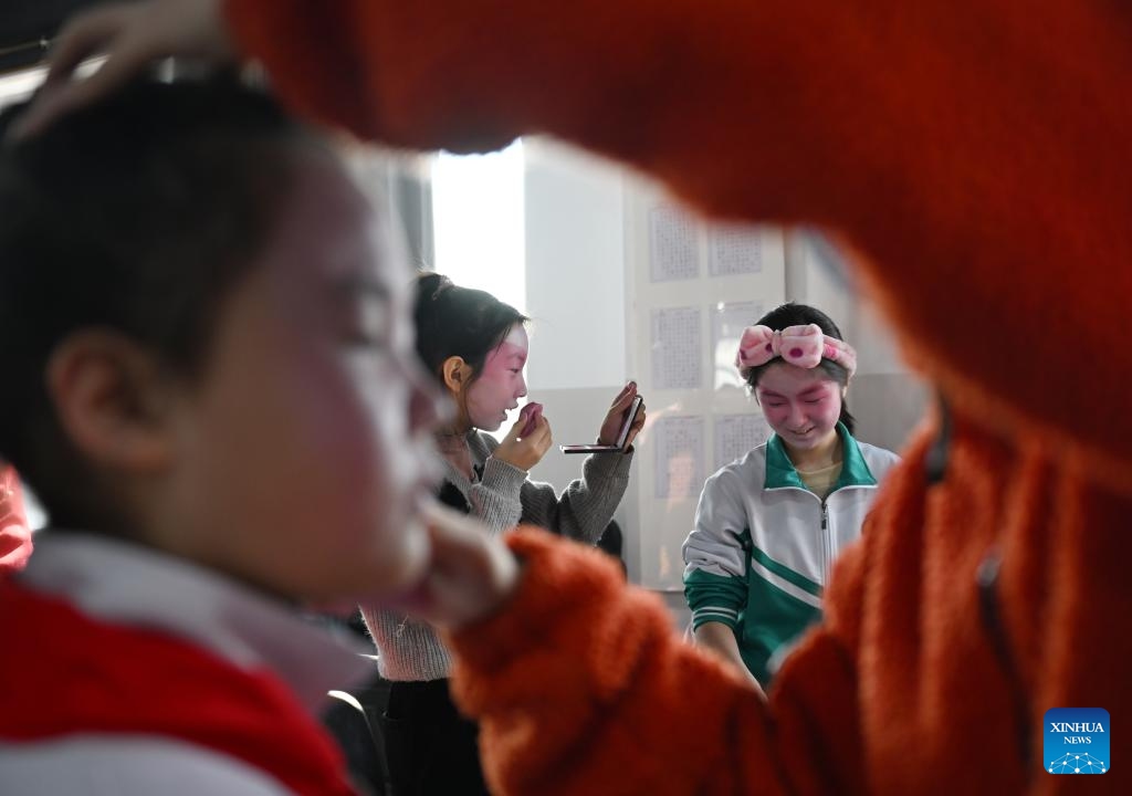 Students prepare for an opera performance at a school in Baoding, north China's Hebei Province, Dec. 27, 2023. In recent years, activities related to operas were introduced to the campus life in Lianchi district of Baoding City, offering local students opportunities to feel and inherit the traditional culture.(Photo: Xinhua)