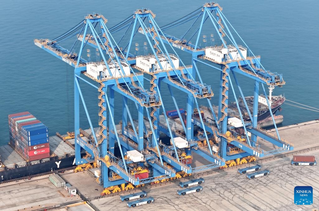 This aerial photo taken on Dec. 27, 2023 shows an automated terminal of Qingdao Port, east China's Shandong Province. Qingdao Port's automated terminal phase III project was put into operation on Wednesday, with two 100,000-metric-ton container berths.(Photo: Xinhua)