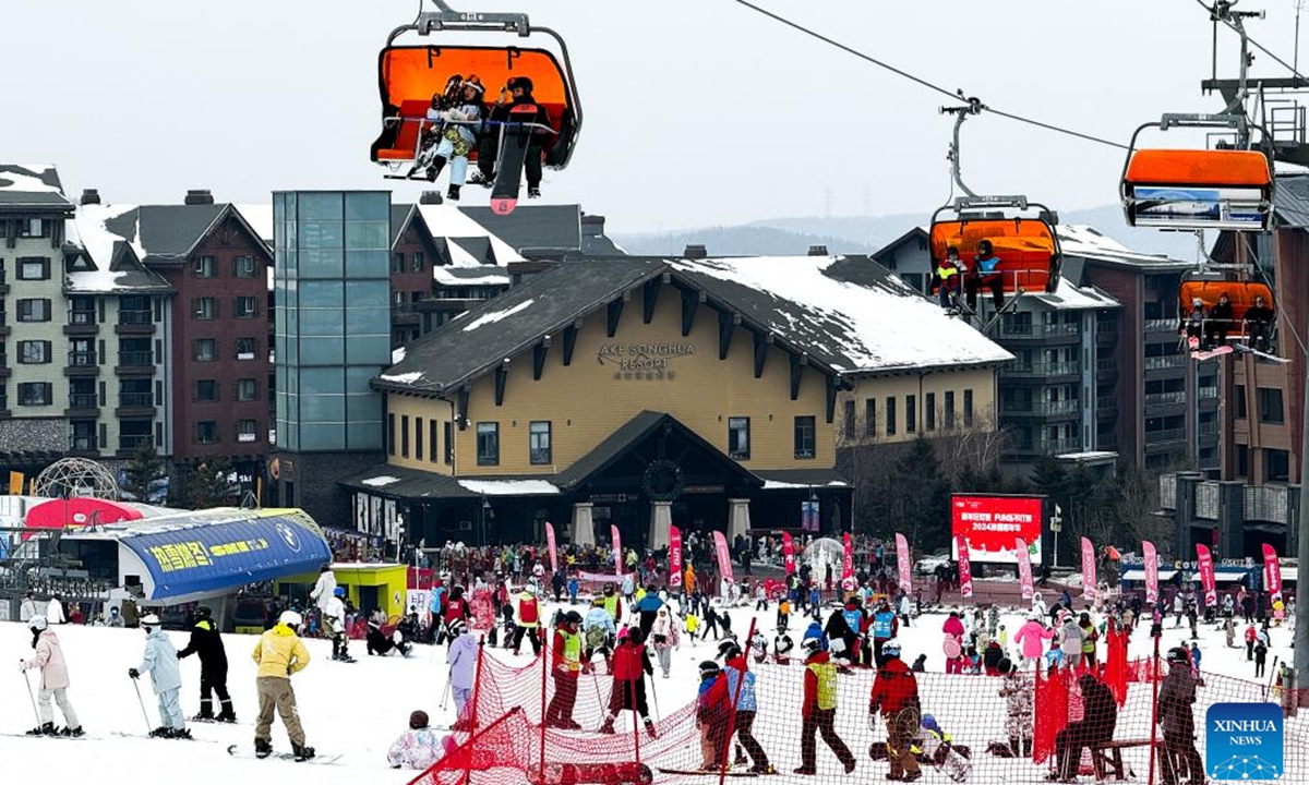 Tourists are seen at Lake Songhua Resort in Jilin City, northeast China's Jilin Province, Dec. 30, 2023. The three-day 2024 New Year holiday started on Saturday in China. (Photo: Xinhua)