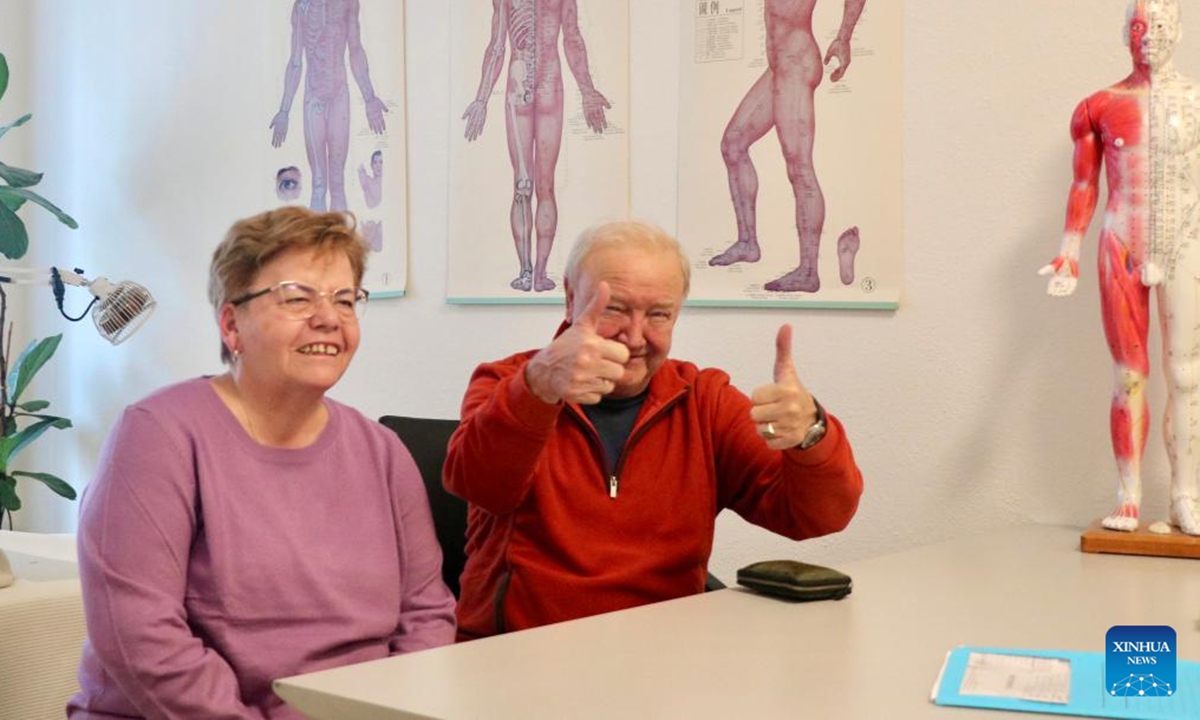 Patient Mogel (R) gives a thumbs up as he praises traditional Chinese medicine (TCM) at the TCM-City clinic in Schaffhausen, Switzerland, Dec. 11, 2023. (Photo: Xinhua)