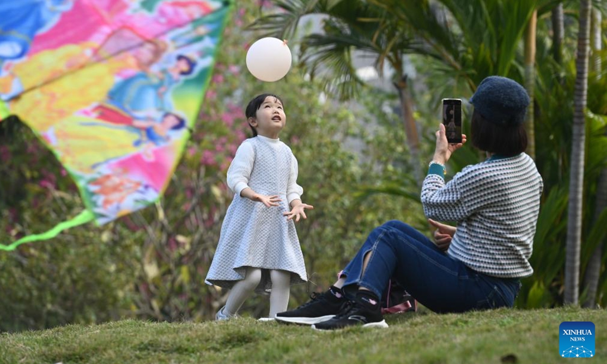 Citizens enjoy themselves near the Nanhu Lake in Nanning, south China's Guangxi Zhuang Autonomous Region, Dec. 30, 2023. The three-day 2024 New Year holiday started on Saturday in China. (Photo: Xinhua)