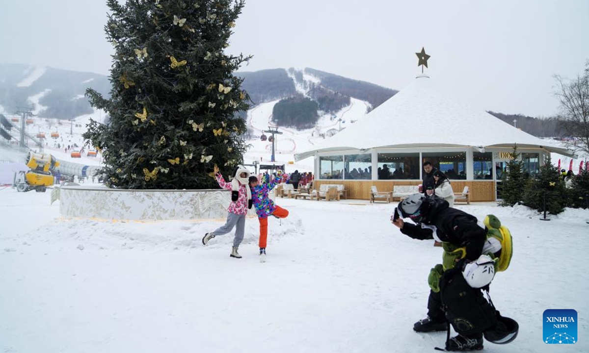 Tourists pose for photos at Lake Songhua Resort in Jilin City, northeast China's Jilin Province, Dec. 30, 2023. The three-day 2024 New Year holiday started on Saturday in China. (Photo: Xinhua)