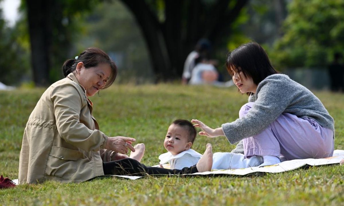 Citizens enjoy themselves near the Nanhu Lake in Nanning, south China's Guangxi Zhuang Autonomous Region, Dec. 30, 2023. The three-day 2024 New Year holiday started on Saturday in China. (Photo: Xinhua)