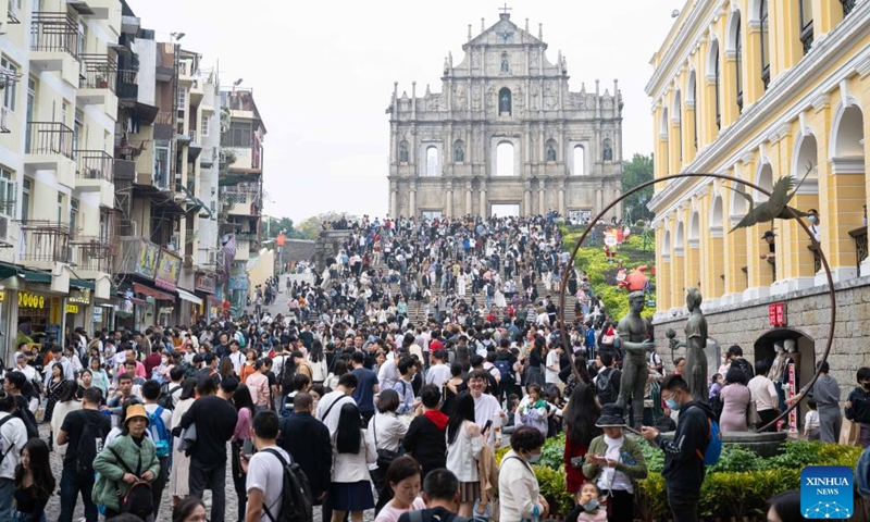 Tourists visit the Senado Square in south China's Macao, Dec. 31, 2023. (Photo:Xinhua)