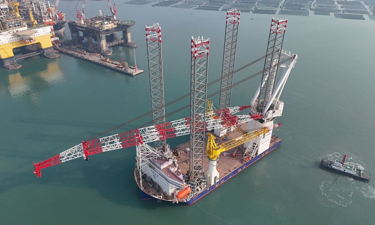 

China's latest generation of deep and distant sea integrated large wind power installation vessel Boqiang 3060 carries out mooring operation with the assistance of tugboats in CIMC Raffles Yantai construction base in East China's Shandong Province on January 2, 2024. Photo: VCG