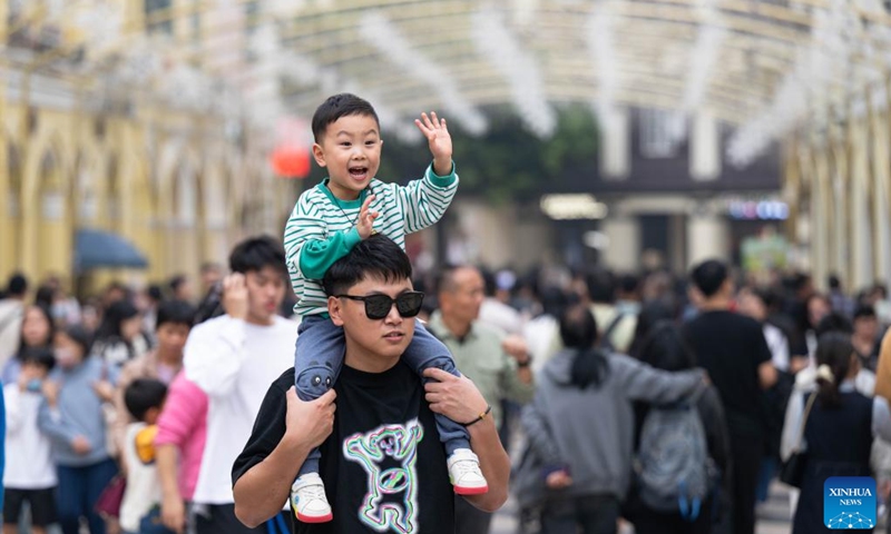 Tourists visit the Senado Square in south China's Macao, Dec. 31, 2023. (Photo:Xinhua)