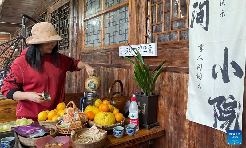 Zhang Jingmei makes tea in Fangshiping Village of Huaihua City, central China's Hunan Province, Nov. 20, 2023. (Photo:Xinhua)