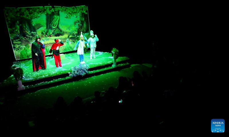 Artists perform a child play at a theater in Xi'an, northwest China's Shaanxi Province, Jan. 1, 2024. Dramas, concerts and shows for children were staged during the New Year holiday in the northwestern city of Xi'an. (Photo:Xinhua)