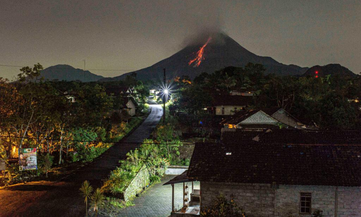 This long exposure photo taken on Jan. 4, 2024 shows volcanic material spewing from Mount Merapi, as seen from Tunggul Arum Village in Sleman, Yogyakarta, Indonesia. Photo:Xinhua