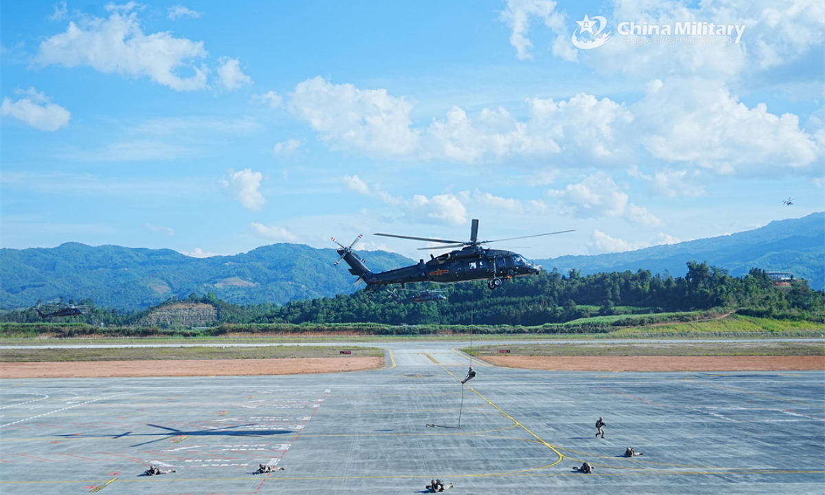 Special operations soldiers assigned to a brigade of the PLA Army conduct fast rope landing training on December 21, 2023. Photo:China Military