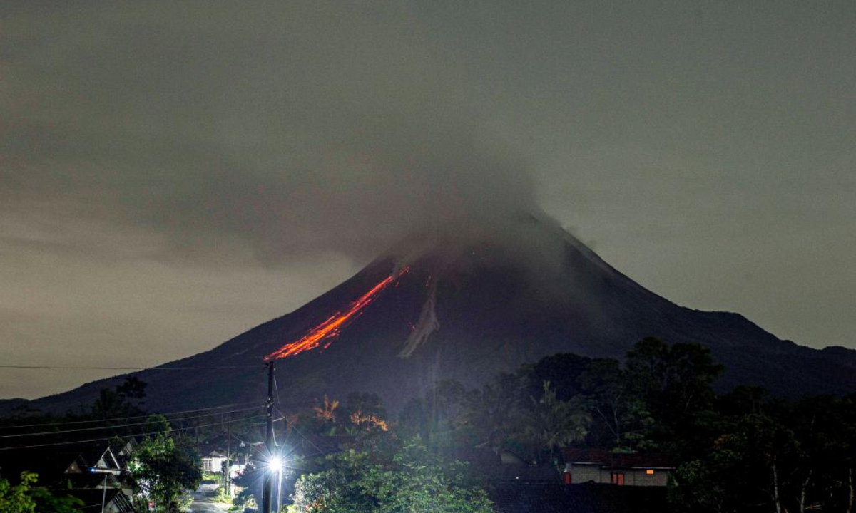 This long exposure photo taken on Jan. 4, 2024 shows volcanic material spewing from Mount Merapi, as seen from Tunggul Arum Village in Sleman, Yogyakarta, Indonesia. Photo:Xinhua