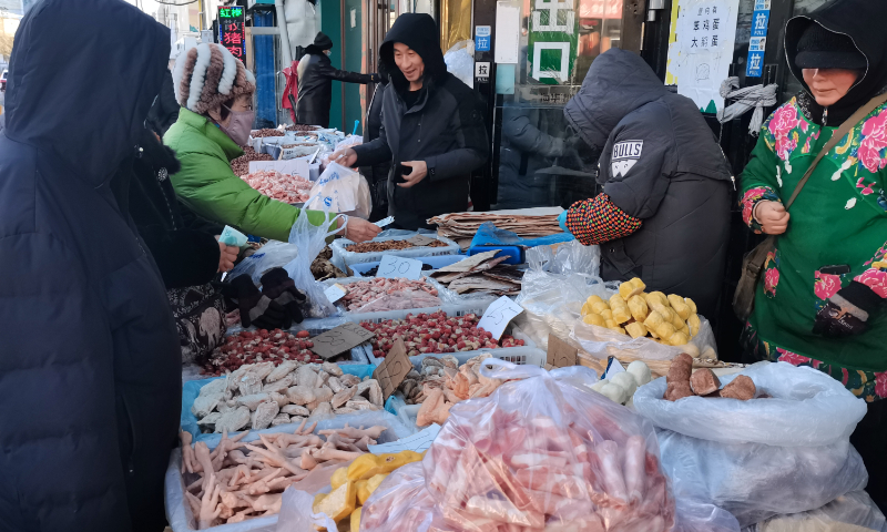 Local residents shop for Spring Festival goods such as frozen seafood, meat and fruits, at an open-air market in Heihe, Northeast China’s Heilongjiang Province, on January 16, 2024. With an average freezing temperature between -23 C and -13 C in the winter, Heihe, the China-Russia border city, is a natural refrigerator. Photo: VCG