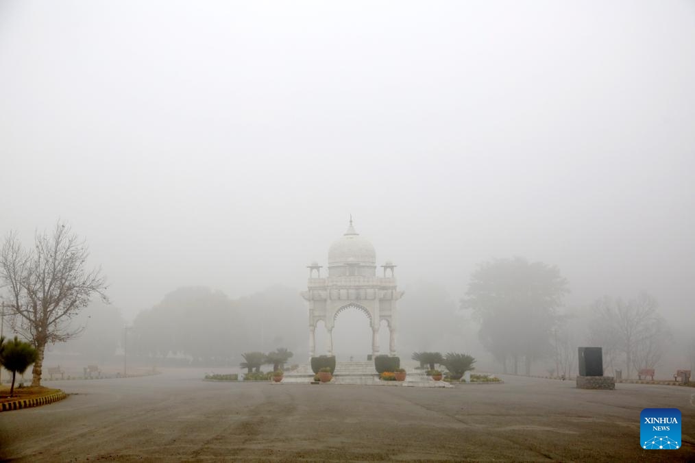 This photo taken on Jan. 3, 2024 shows a park shrouded in heavy fog in Islamabad, capital of Pakistan. Dense fog in Islamabad and adjacent areas has disrupted bus, train and flight schedules, local media reported.(Photo: Xinhua)