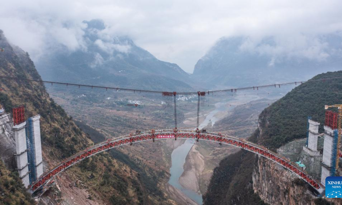 Wumengshan grand bridge on Nayong-Qinglong Expressway under ...