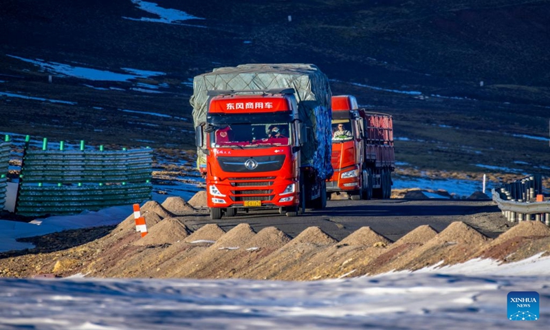 Trucks loaded with 50 tonnes of fresh fruits and vegetables purchased from Xining City of northwest China's Qinghai Province pass through the Tanggula Mountain pass in southwest China's Xizang Autonomous Region, Jan. 3, 2024. The Xainza County in Nagqu City, southwest China's Xizang Autonomous Region, situated at an average elevation of 4,700 meters. Traditionally, local herders' diet relies on meat and tea, lacking fruits and vegetables. (Xinhua/Cao Bin)