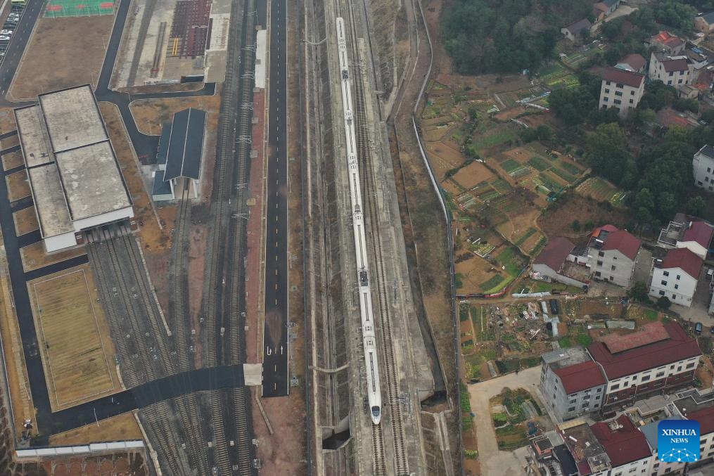 This aerial photo taken on Jan. 8, 2024 shows a train departing from Xinchang Railway Station in Shengzhou, east China's Zhejiang Province. The Hangzhou-Shaoxing-Taizhou intercity railway, China's first high-speed railway controlled by private capital, celebrated its 2nd anniversary of operation Monday. With a designed speed of 350 kilometers per hour, the railway has delivered a total of 20 million passengers since it started operation.(Photo: Xinhua)