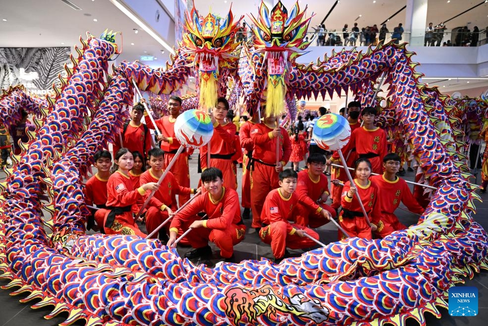 A dragon dance troupe pose for a photo at a shopping mall in Kelang, Selangor state, Malaysia, Jan. 7, 2024.(Photo: Xinhua)