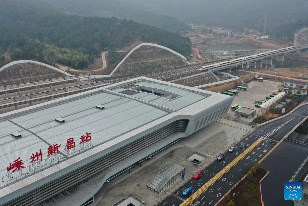 This aerial photo taken on Jan. 8, 2024 shows a bullet train pulling into Xinchang Railway Station in Shengzhou, east China's Zhejiang Province. The Hangzhou-Shaoxing-Taizhou intercity railway, China's first high-speed railway controlled by private capital, celebrated its 2nd anniversary of operation Monday. With a designed speed of 350 kilometers per hour, the railway has delivered a total of 20 million passengers since it started operation.(Photo: Xinhua)