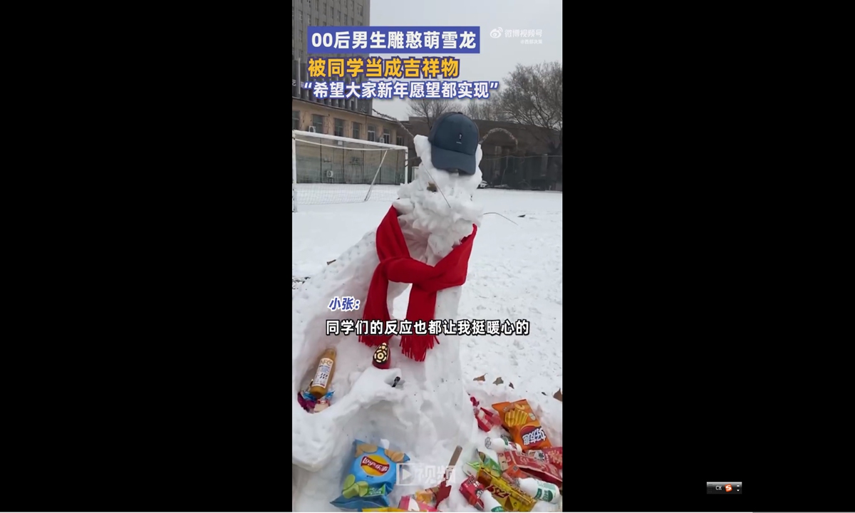 College student carves snow dragon, which becomes mascot of classmates. Photo: Screenshot from D Video