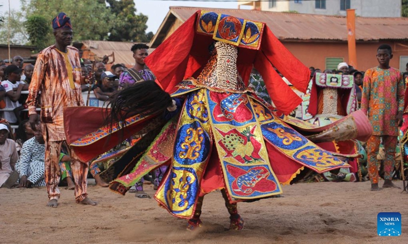 An artist performs during the first edition of Vodun Days in Ouidah, Benin, Jan. 9, 2024. The first edition of Vodun Days was held here on Jan. 9 and Jan. 10 to give greater prominence to the celebration of the traditional culture and boost local tourism.(Photo: Xinhua)