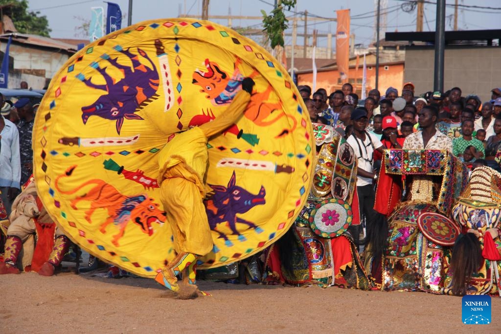 An artist performs during the first edition of Vodun Days in Ouidah, Benin, Jan. 9, 2024. The first edition of Vodun Days was held here on Jan. 9 and Jan. 10 to give greater prominence to the celebration of the traditional culture and boost local tourism(Photo: Xinhua)