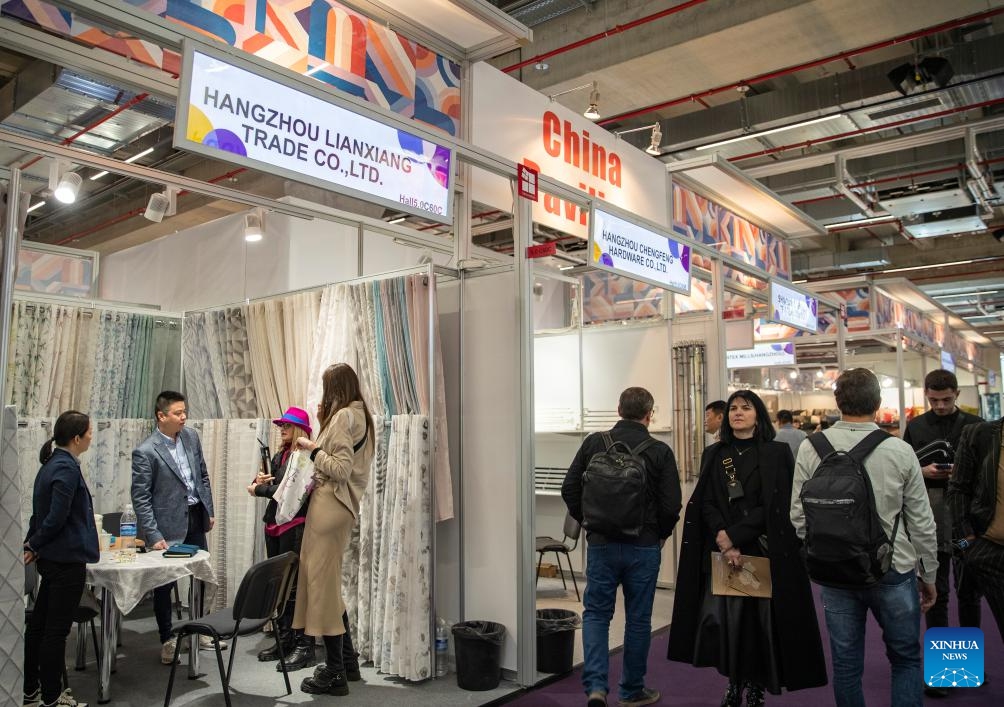 Chinese exhibitors talk with visitors at the Heimtextil 2024 in Frankfurt, Germany, Jan. 9, 2024. Heimtextil 2024, an international platform for home and contract textiles and textile design, kicked off Tuesday in Frankfurt.(Photo: Xinhua)