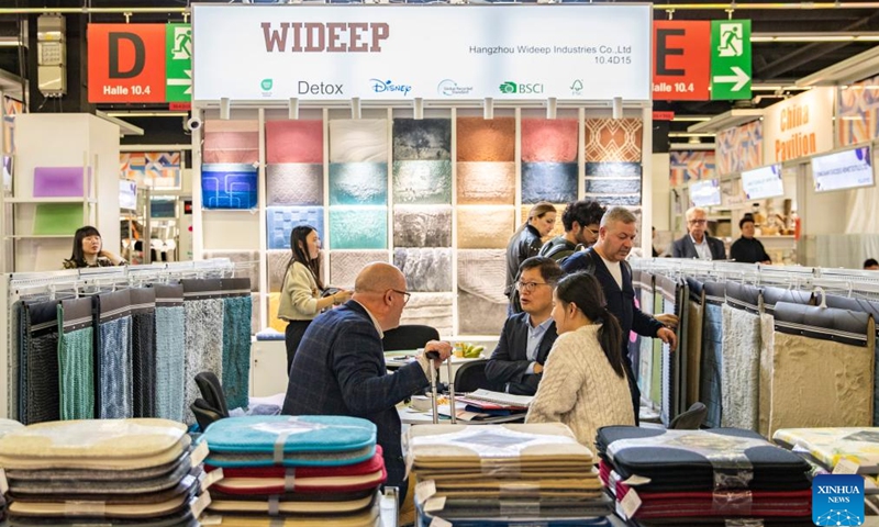 Chinese exhibitors talk with visitors at the Heimtextil 2024 in Frankfurt, Germany, Jan. 9, 2024. Heimtextil 2024, an international platform for home and contract textiles and textile design, kicked off Tuesday in Frankfurt.(Photo: Xinhua)