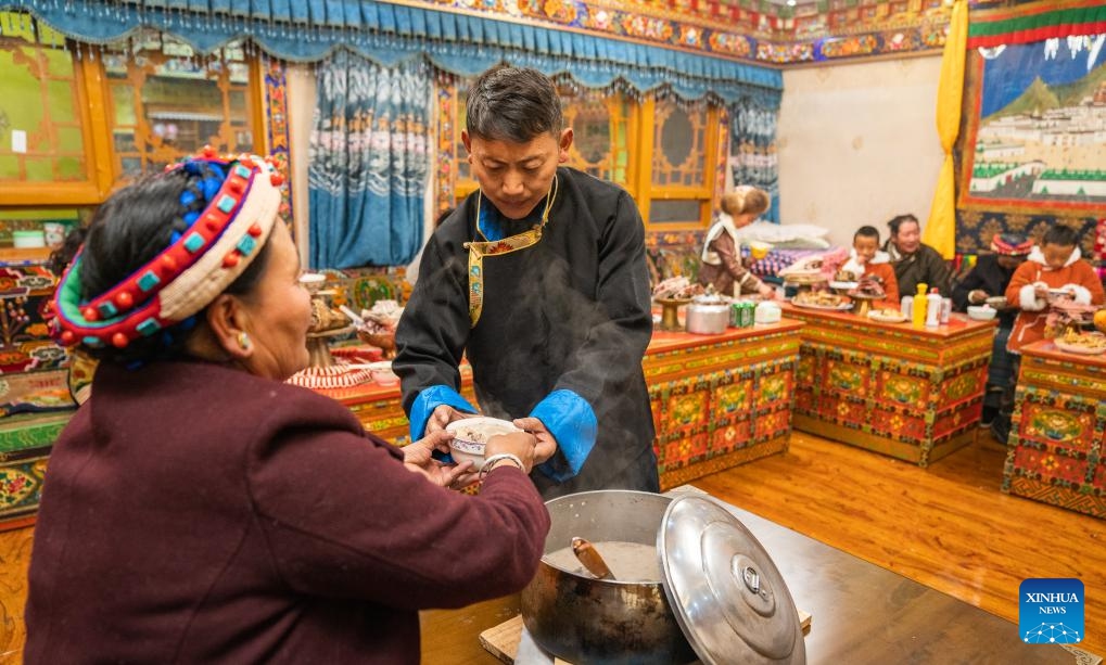 Pasang Butri distributes gutu at home in Xigaze, southwest China's Xizang Autonomous Region, Jan. 10, 2024.(Photo: Xinhua)