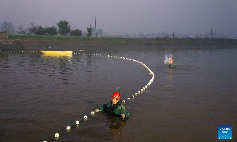 Fishermen catch fishes in Yanhedi Village, Nanxian County, central China's Hunan Province, Jan. 13, 2024. Nanxian County saw busy winter fish catching by local fishermen at present to meet the demand of the market. The annual output of aquatic products in the county reached 162,000 tons in 2023. (Xinhua/Chen Sihan)